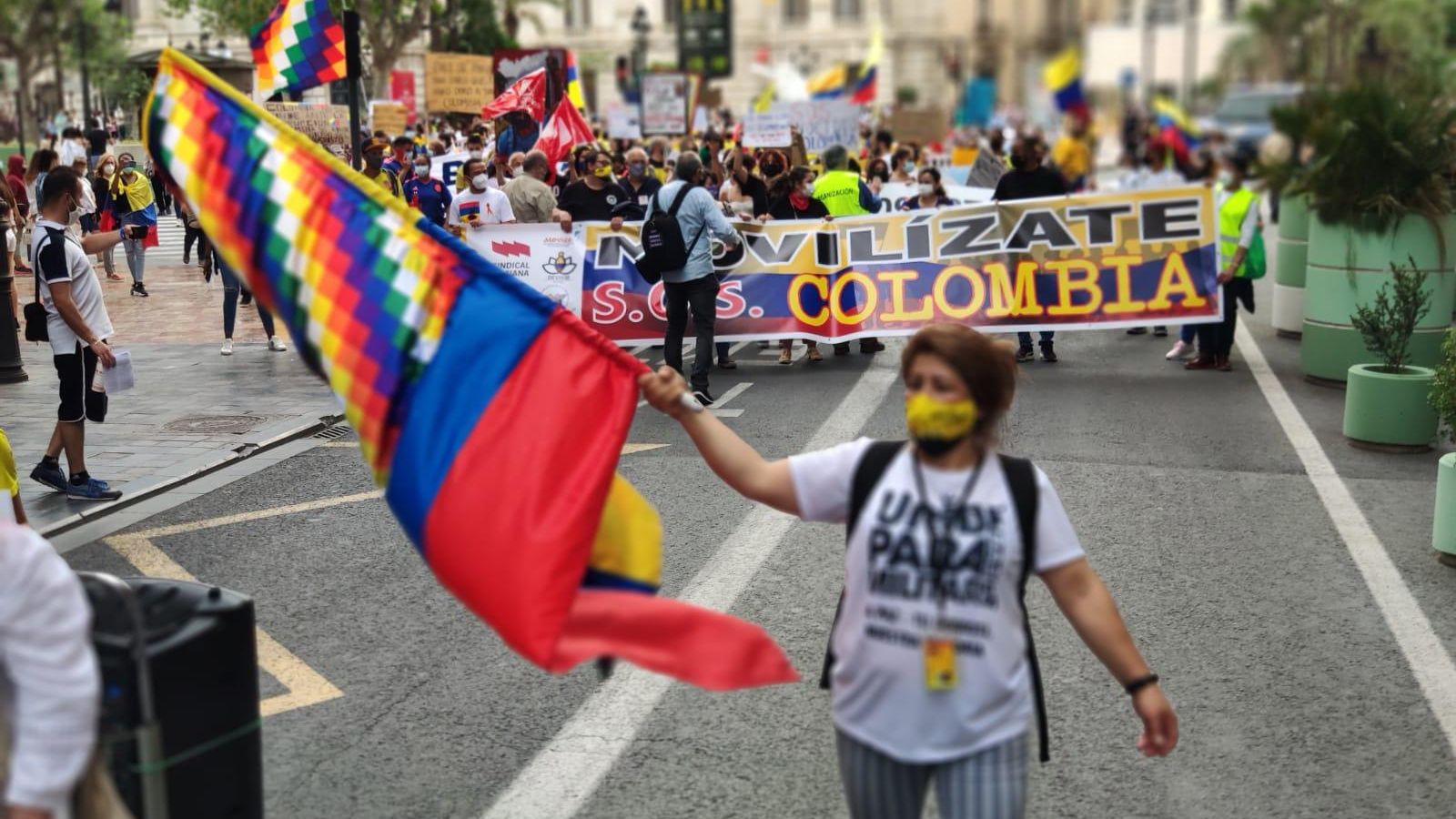 Un centenar de manifestants amb missatges contra la repressió a Colòmbia marxen a València