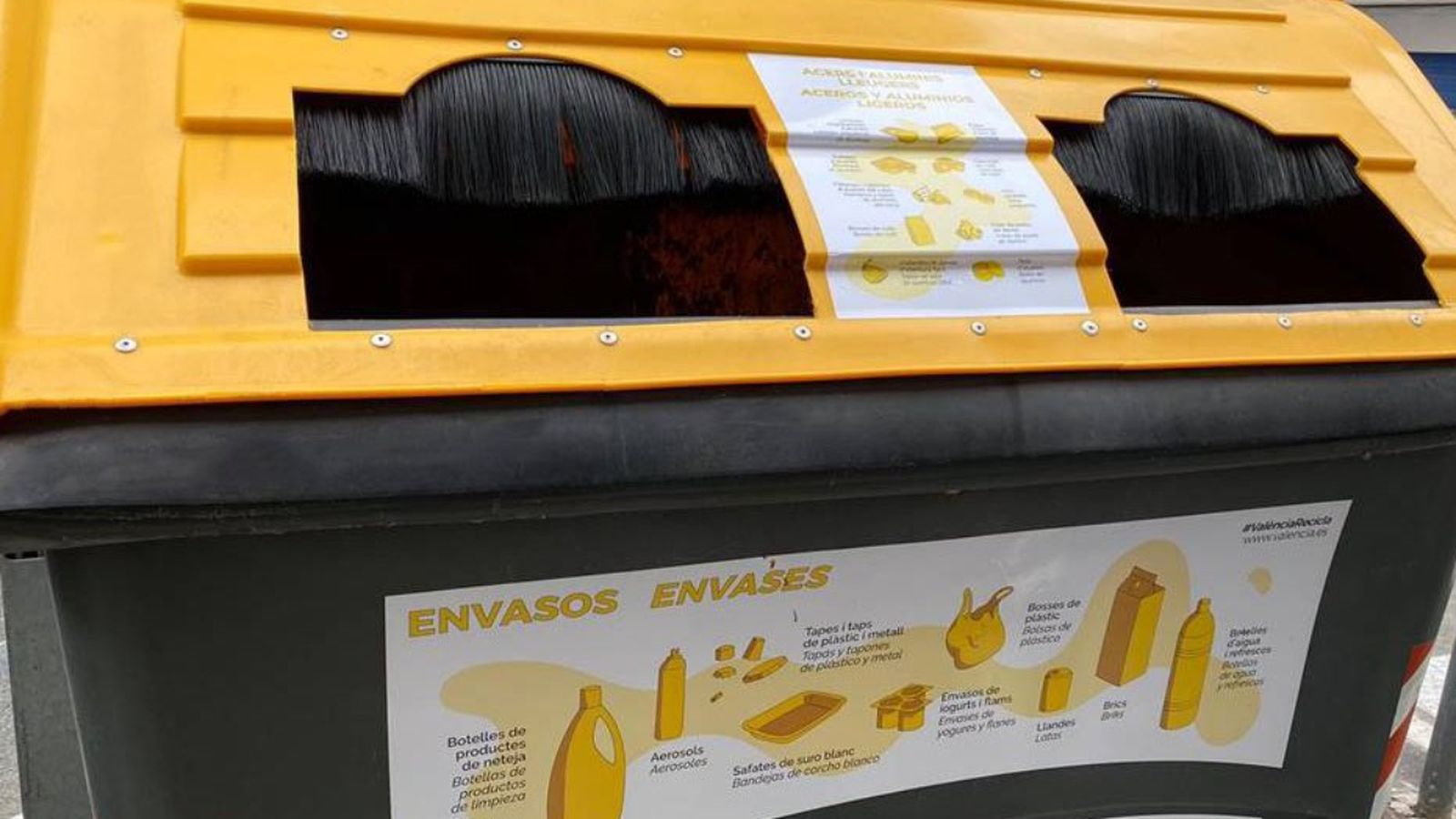 Un dels contenidors grocs on podran depositar-se els envasos d'alumini