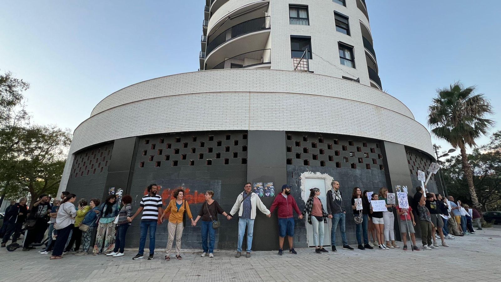 El veïnat de Patraix es manifesta contra la construcció de 24 vivendes turístiques en baixos comercials