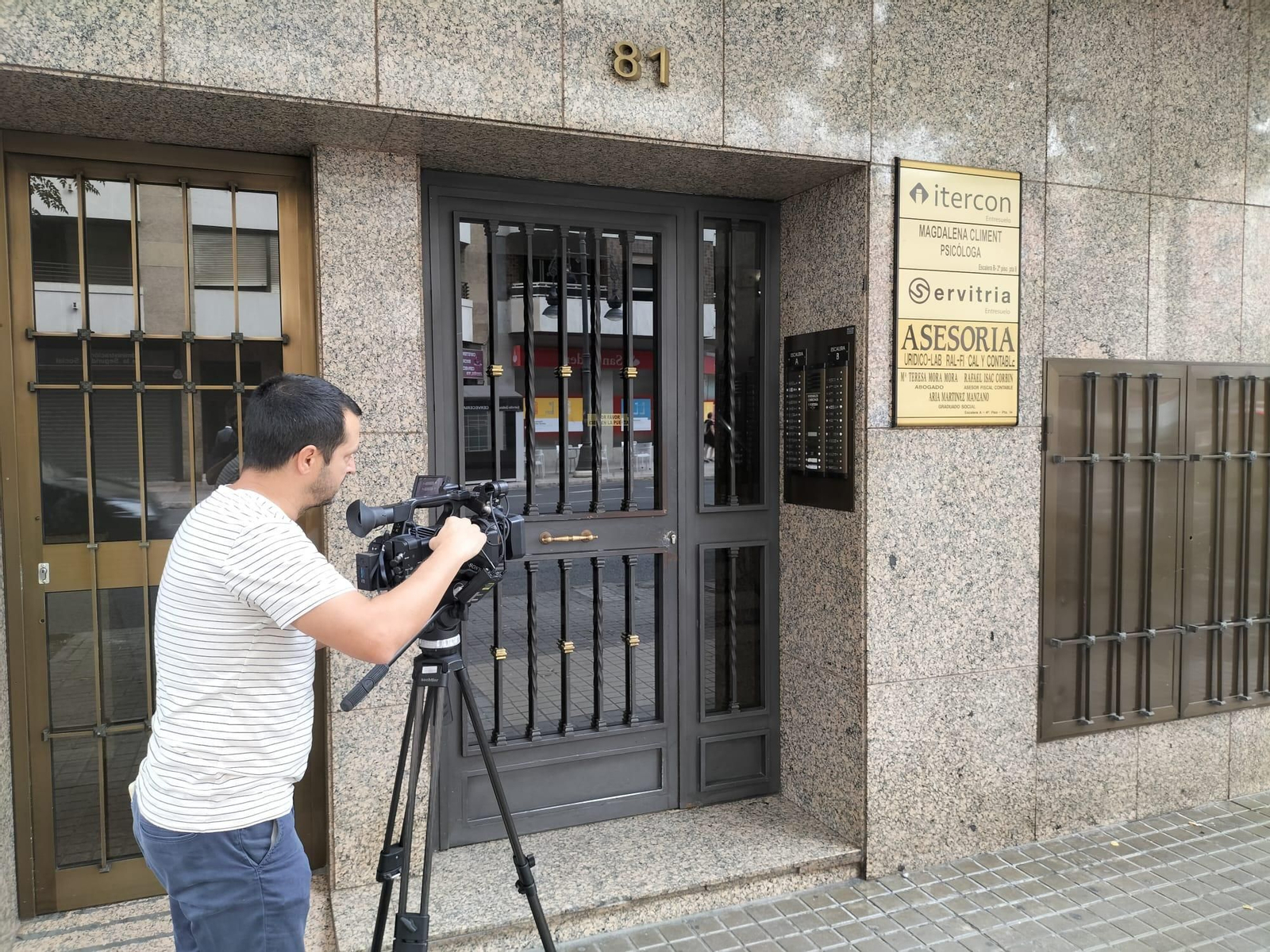Un càmera grava la seu d'Itercon, antiga Construccions Luján, una de les adjudicatàries escorcollades