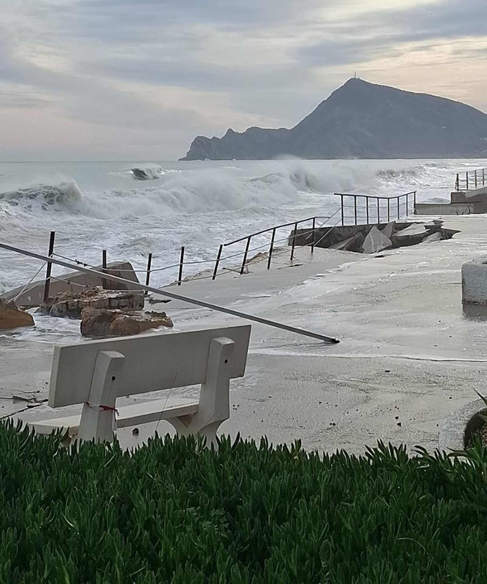 El passeig del Cap Negret d'Altea, destrossat pel temporal marítim
