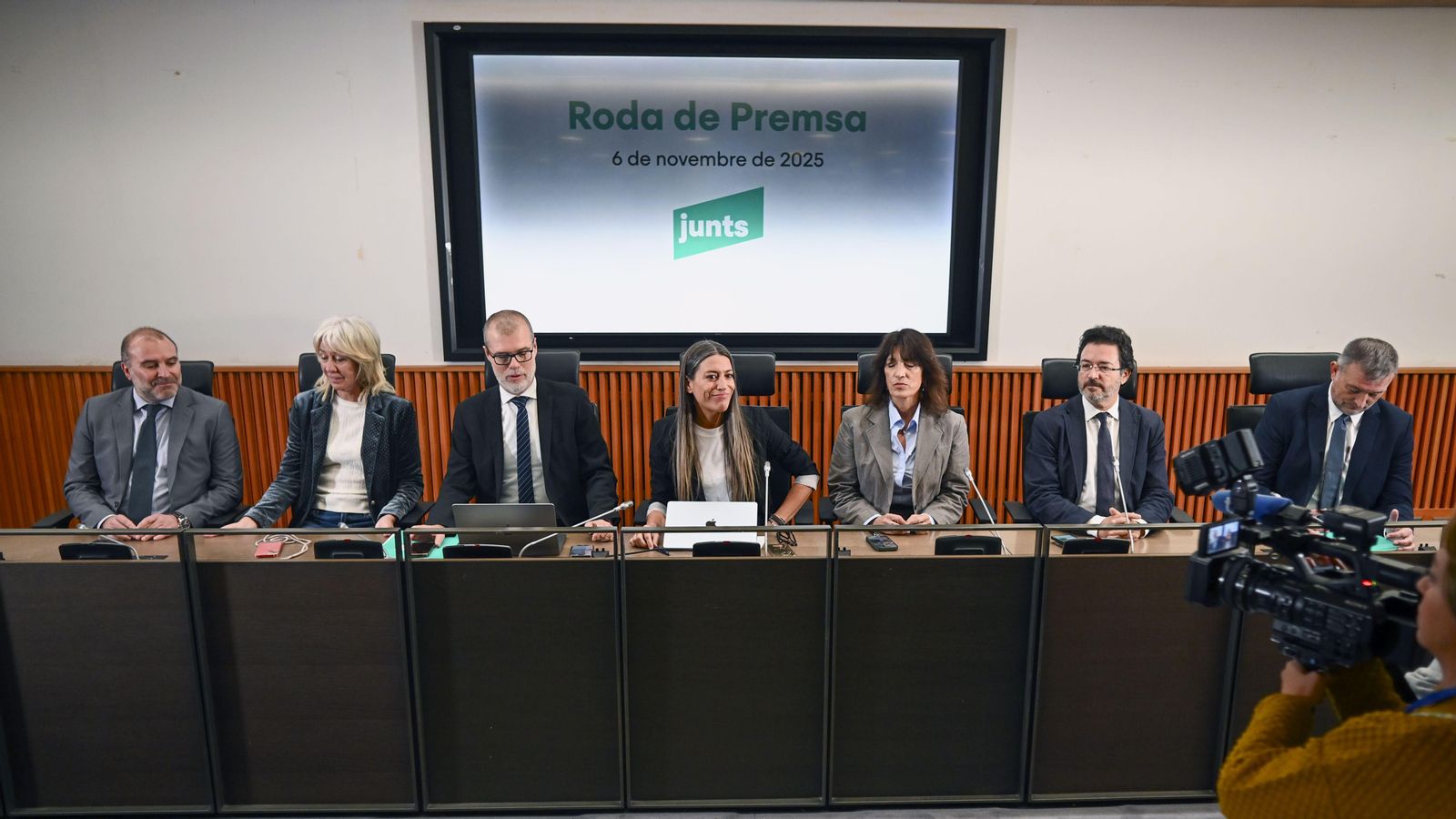 La portaveu en el Congrés de Junts per Catalunya, Míriam Nogueras, al costat dels diputats de la formació