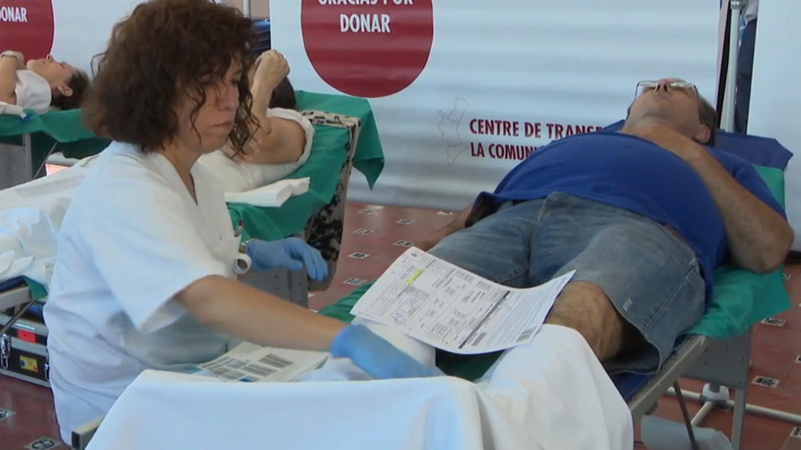 Una persona donant a un punt habilitat per a extraccions