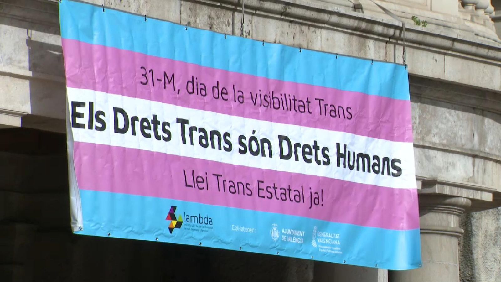Bandera penjada en el balcó de l'Ajuntament de València per a commemorar el Dia Internacional de la Visibilitat Trans