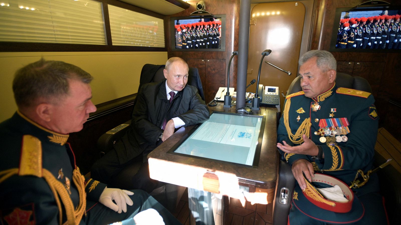 El president rus Vladimir Putin amb el ministre de Defensa Serguei Shoigu en una imatge d'arxiu