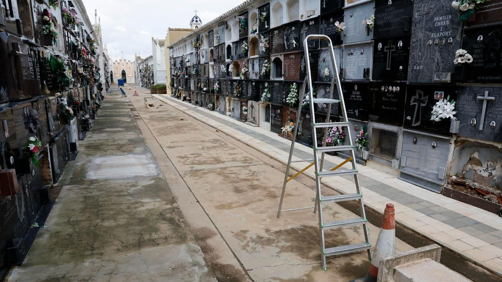 Aspecte que presentava fa dos dies el cementeri de Catarroja, un dels que l'any passat estava cobert pel fang de la dana