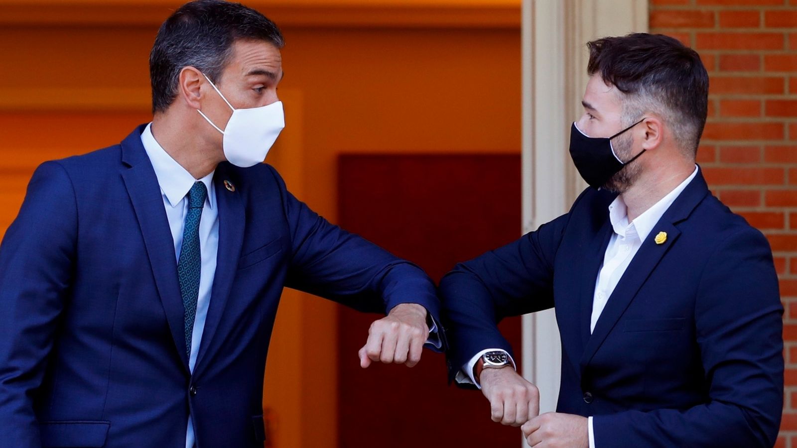 El president Pedro Sánchez amb el portaveu d'ERC, Gabriel Rufián