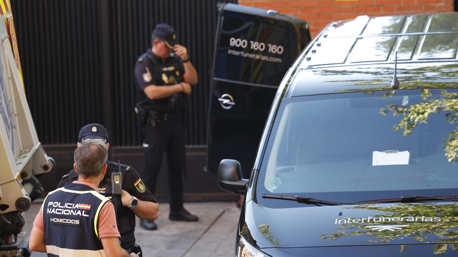Dispositiu policial desplegat en la residència de les dues víctimes, aquest dijous