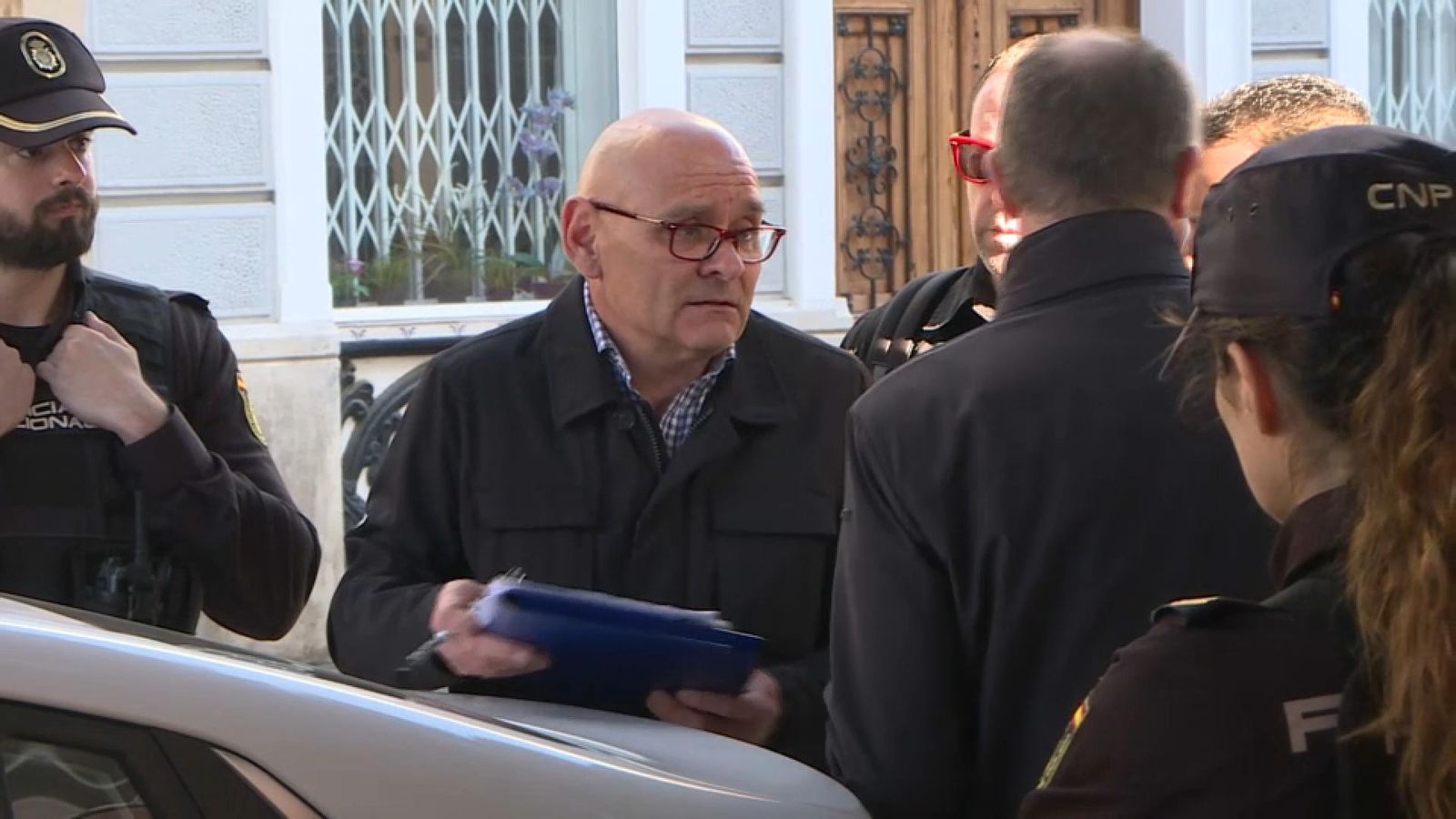 La comissió judicial arriba a l'edific, entre les protestes del Sindicat de l'Habitatge de València