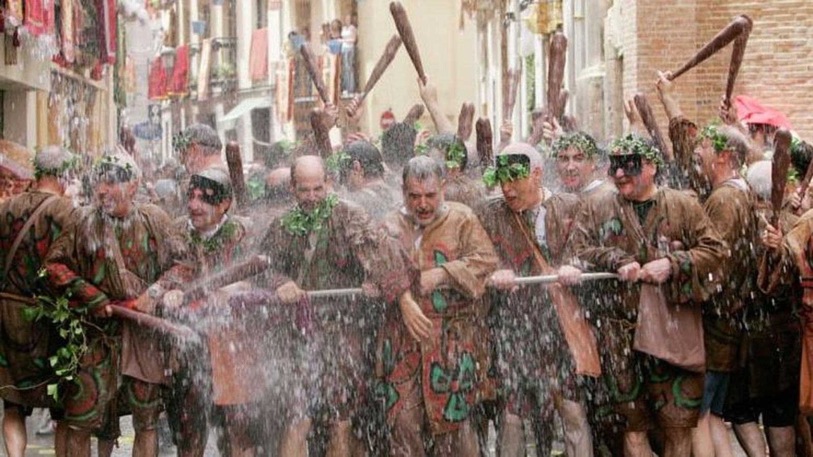 La guàrdia d'Herodes és rebuda amb una 'poalà' des dels balcons al seu pas per Cabillers i Avellanes