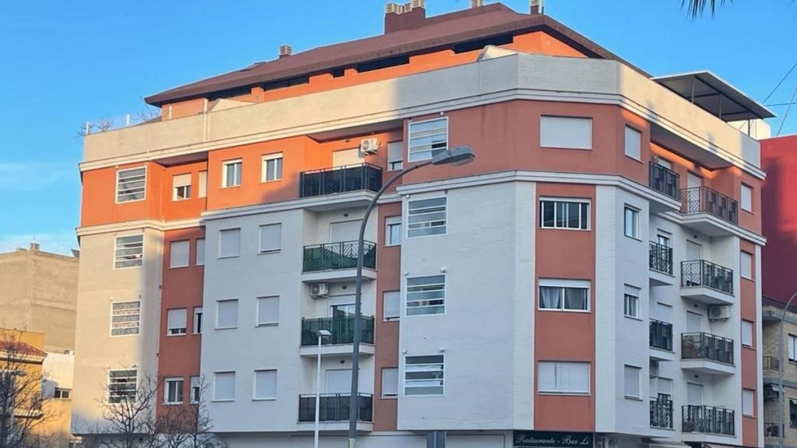 Edifici de Riba-roja de Túria, propietat de la Sareb, on viuen les famílies afectades