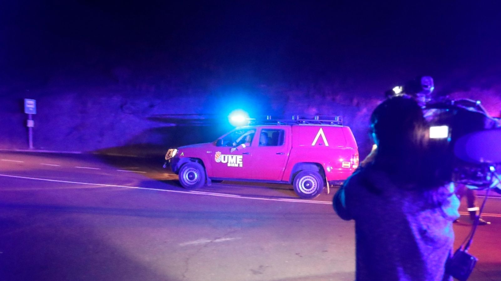 Agents de la Unitat Militar d'Emergències treballen en l'extinció del foc