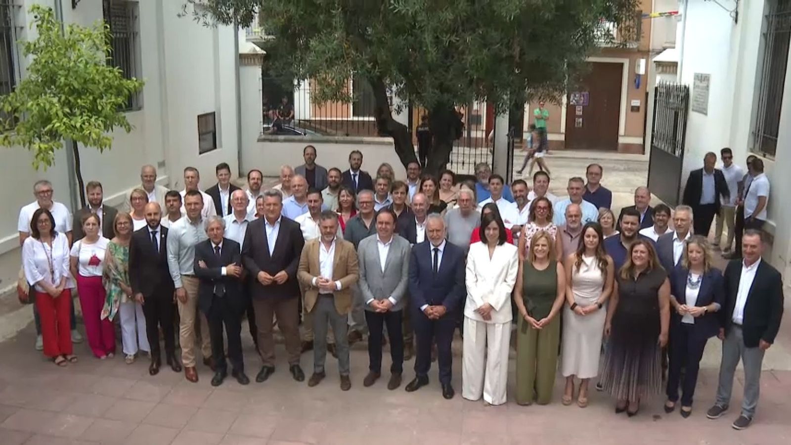 Els assistents a la reunió de la comissió mixta de la dana, que ha acollit Algemesí, abans de començar la reunió
