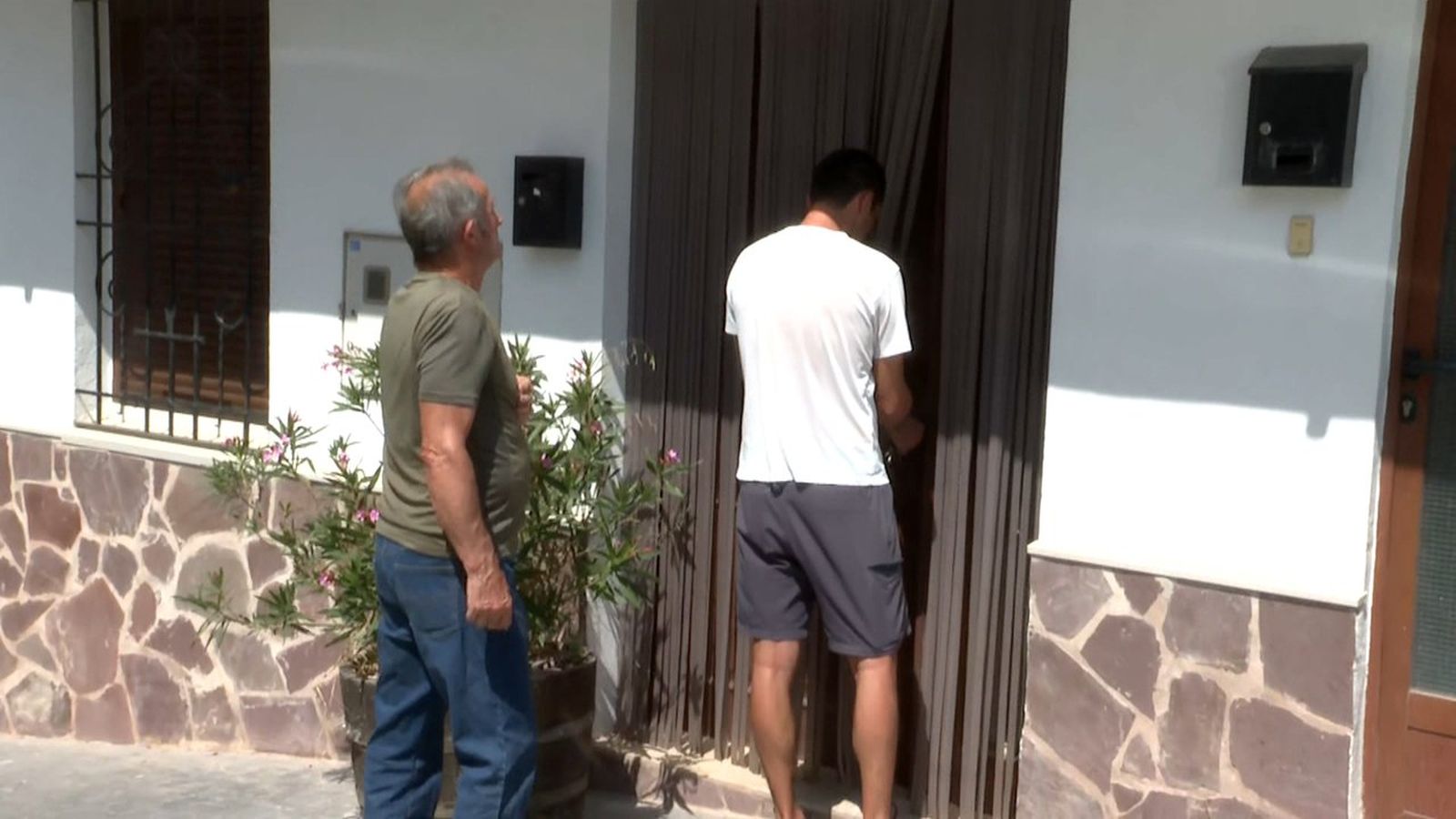 Una família obri la porta de sa casa a Azuébar després de dies evacuats