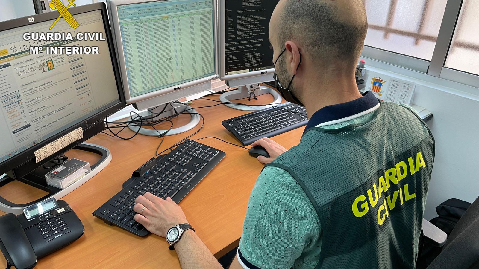 Un agent de la Guàrdia Civil revisa arxius de l'operació ZOBEL