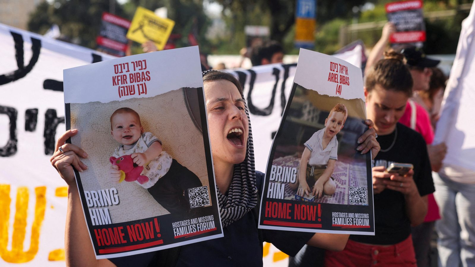 En imatge, una propesta a Tel-Aviv que exigeix un acord per a alliberar els ostatges