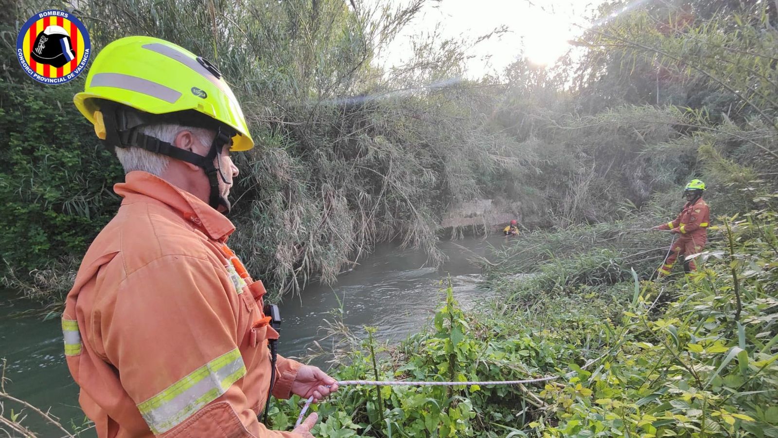 Imatge del rescat del gos al riu Túria