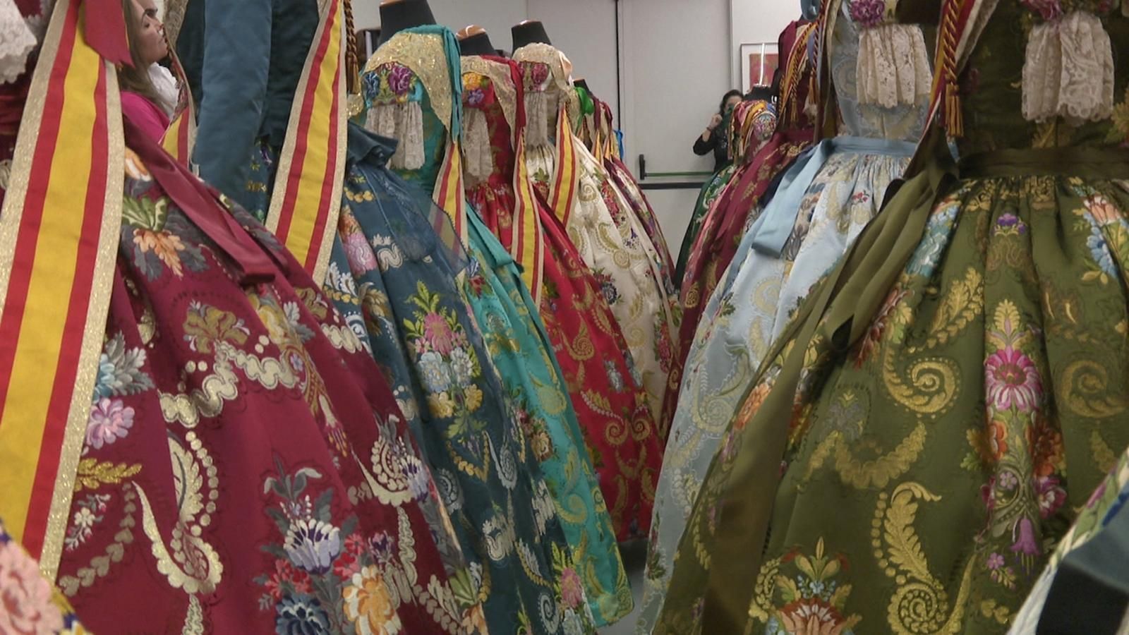 Els vestits de les FFMMVV FFMMIIVV de la història de València, junts per un fi solidari