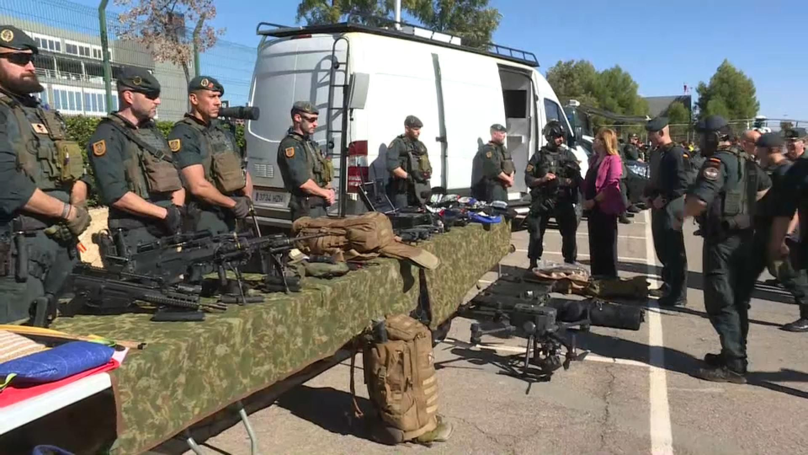 La delegada del govern espanyol, Pilar Bernabé, visita les unitats de la Guàrdia Civil desplegades a Xest