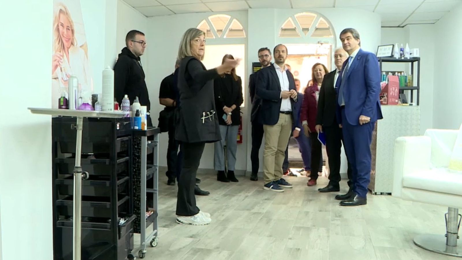 El vicepresident de Cohesió de la Unió Europea visita, amb l'alcalde d'Aldaia, una perruqueria que ha reobert després de quedar arrassada per la dana