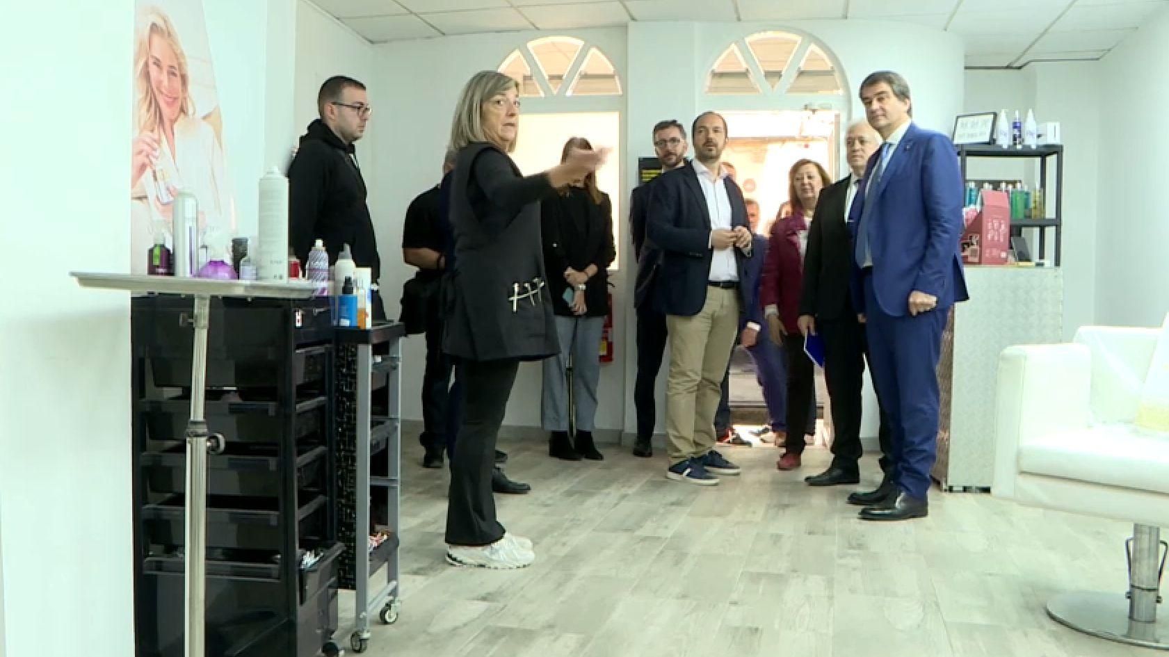 El vicepresident de Cohesió de la Unió Europea visita, amb l'alcalde d'Aldaia, una perruqueria que ha reobert després de quedar arrasada per la dana El vicepresident de Cohesió de la Unió Europea visita, amb l'alcalde d'Aldaia, una perruqueria que ha reobert després de quedar arrassada per la dana