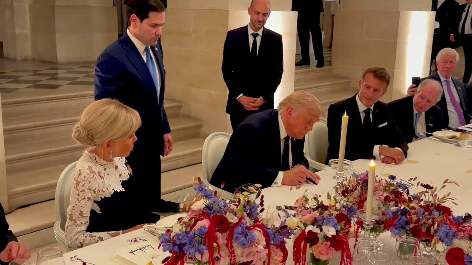Trump signa el memoràndum d'entesa amb l'Iran