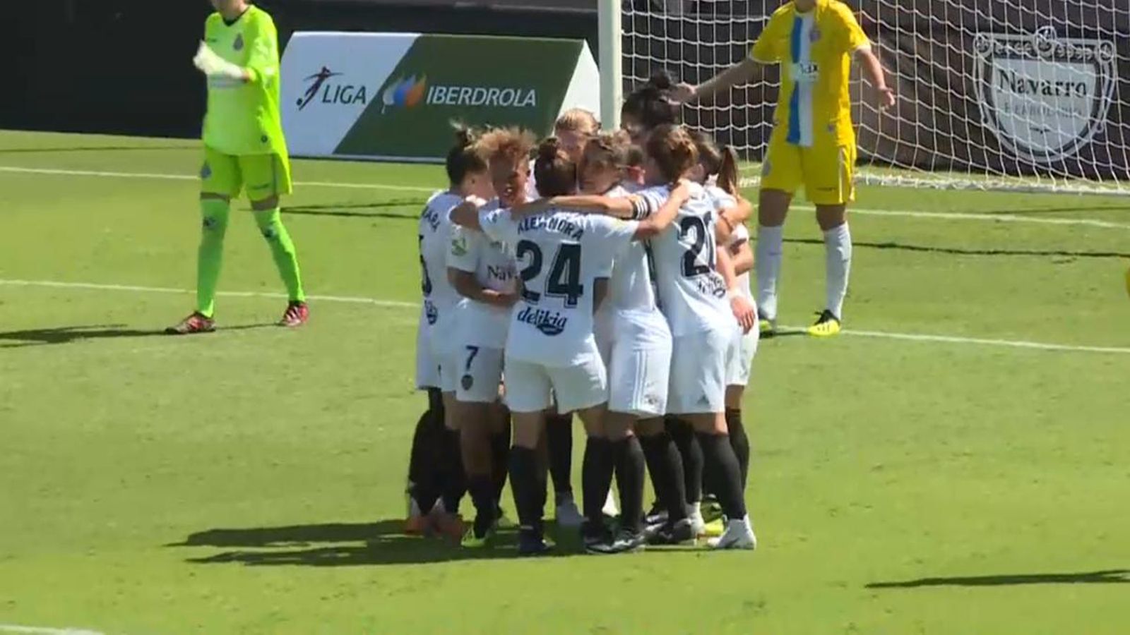 Les jugadores s'abracen després de la victòria