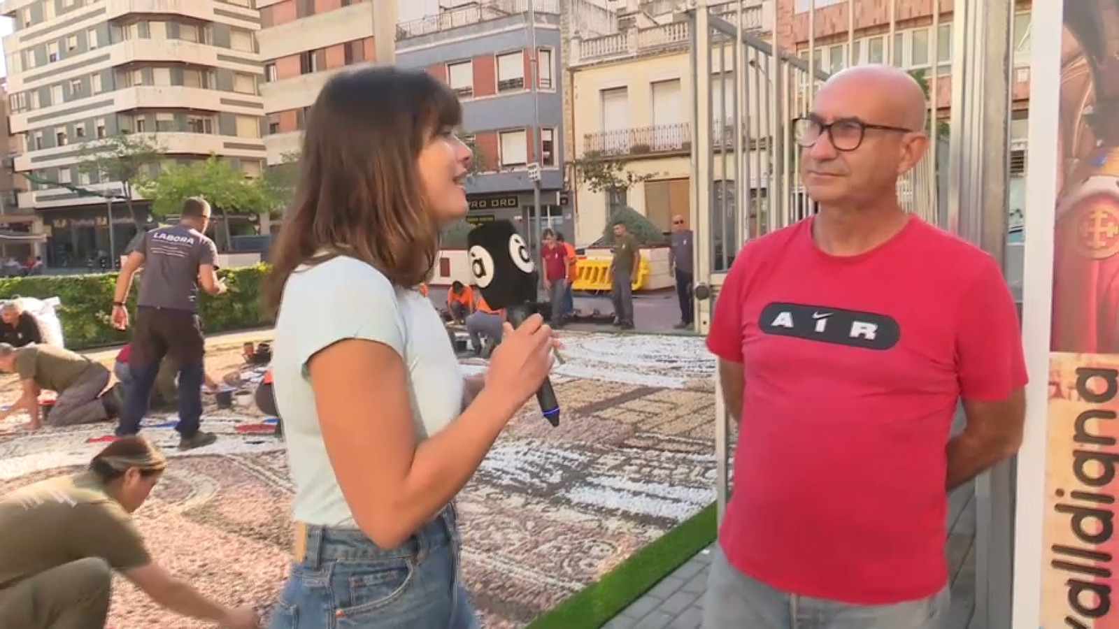 Vicent Boronat (mestre de taller ocupacional): "En este mural de Tavernes de la Valldigna hem volgut significar el diàleg entre cultures". Vicent Boronat (mestre de taller ocupacional): "En este mural de Tavernes de la Valldigna hem volgut significar el diàleg entre cultures".