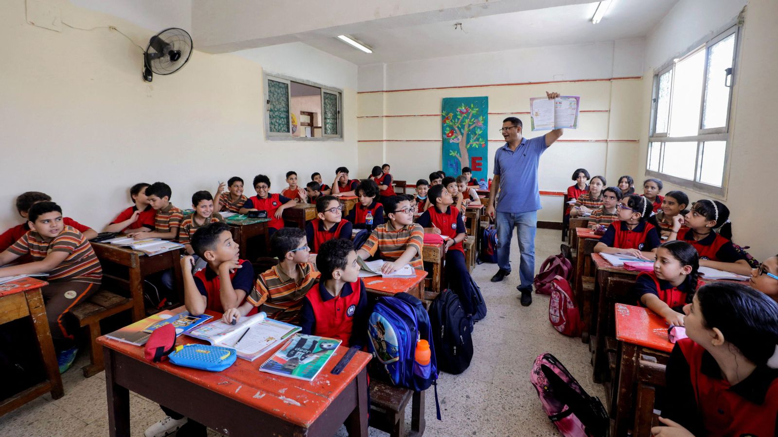 Un mestre explica la lliçó en una classe d'un col·legi d'El Cairo, a Egipte