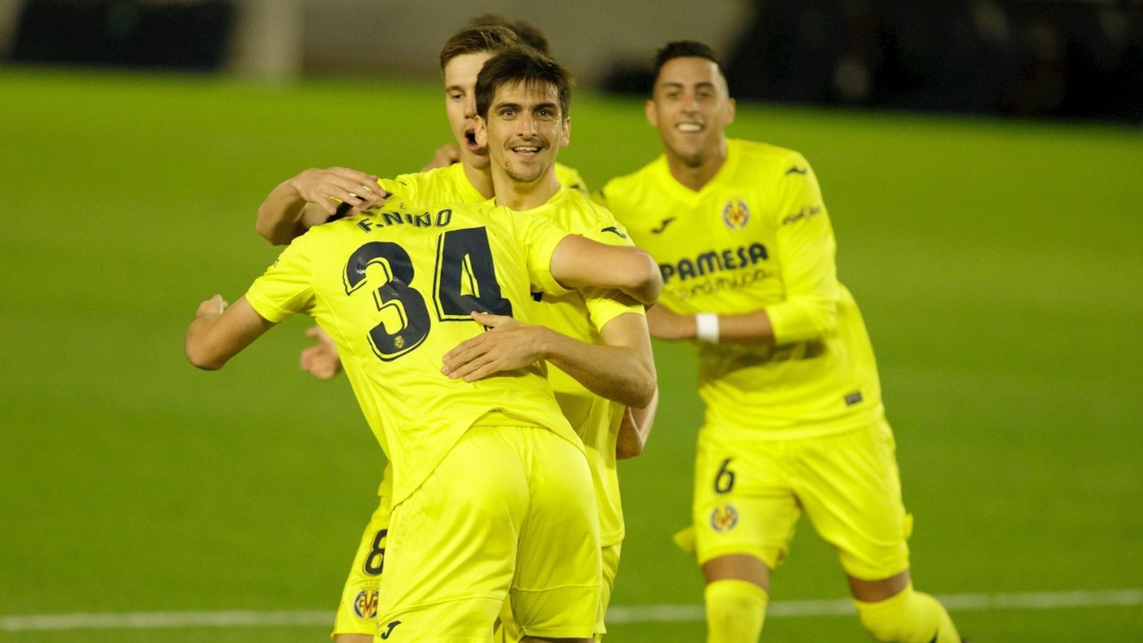 Els jugadors del Vila-real CF celebren el gol que els ha donat la classificació