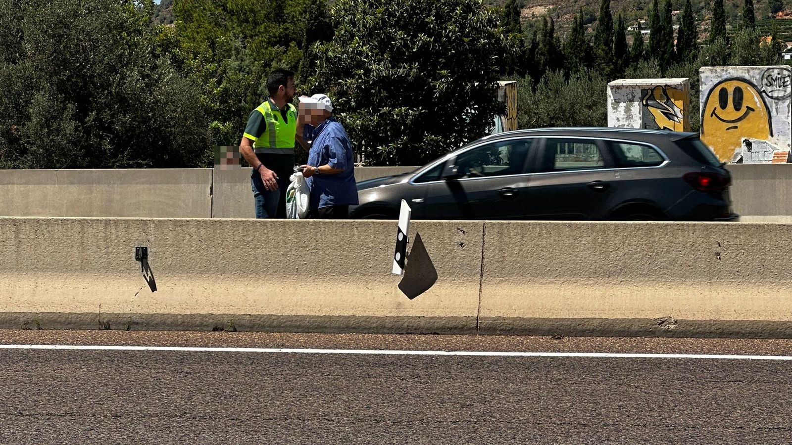 L'agent socorre l'ancià, que estava enmig de l'autovia