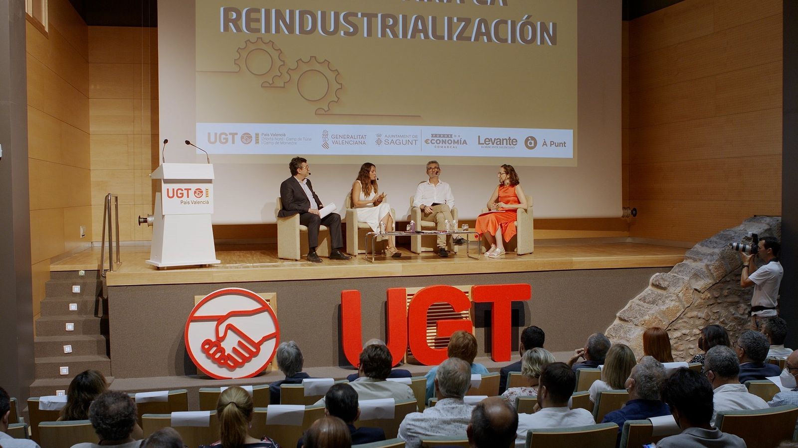 À Punt fomenta el debat sobre la reindustrialització per al creixement industrial de la Comunitat Valenciana