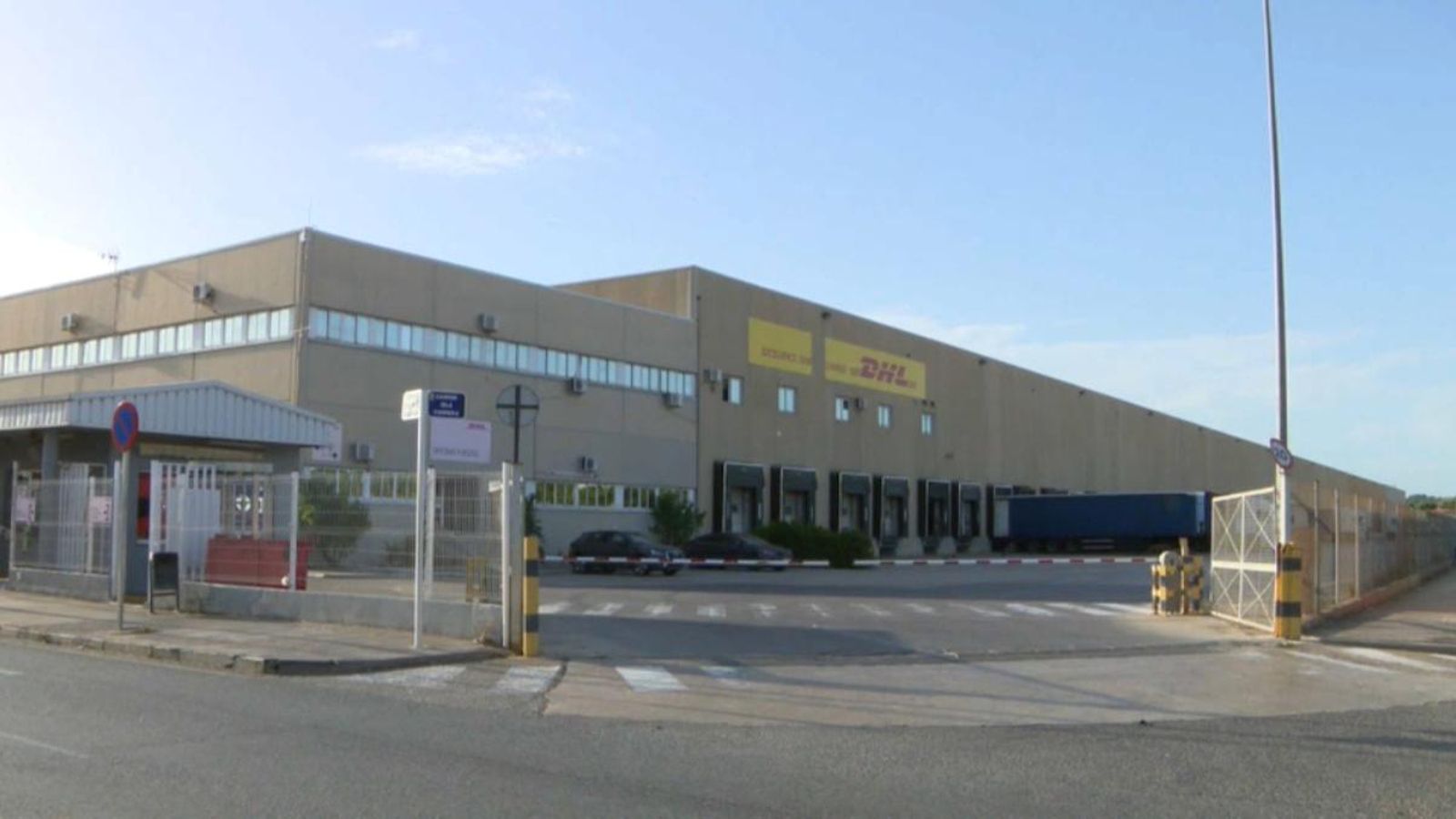 Nau industrial, situada al polígon de Riba-roja de Túria, on es localitzen els deu contagis detectats al municipi