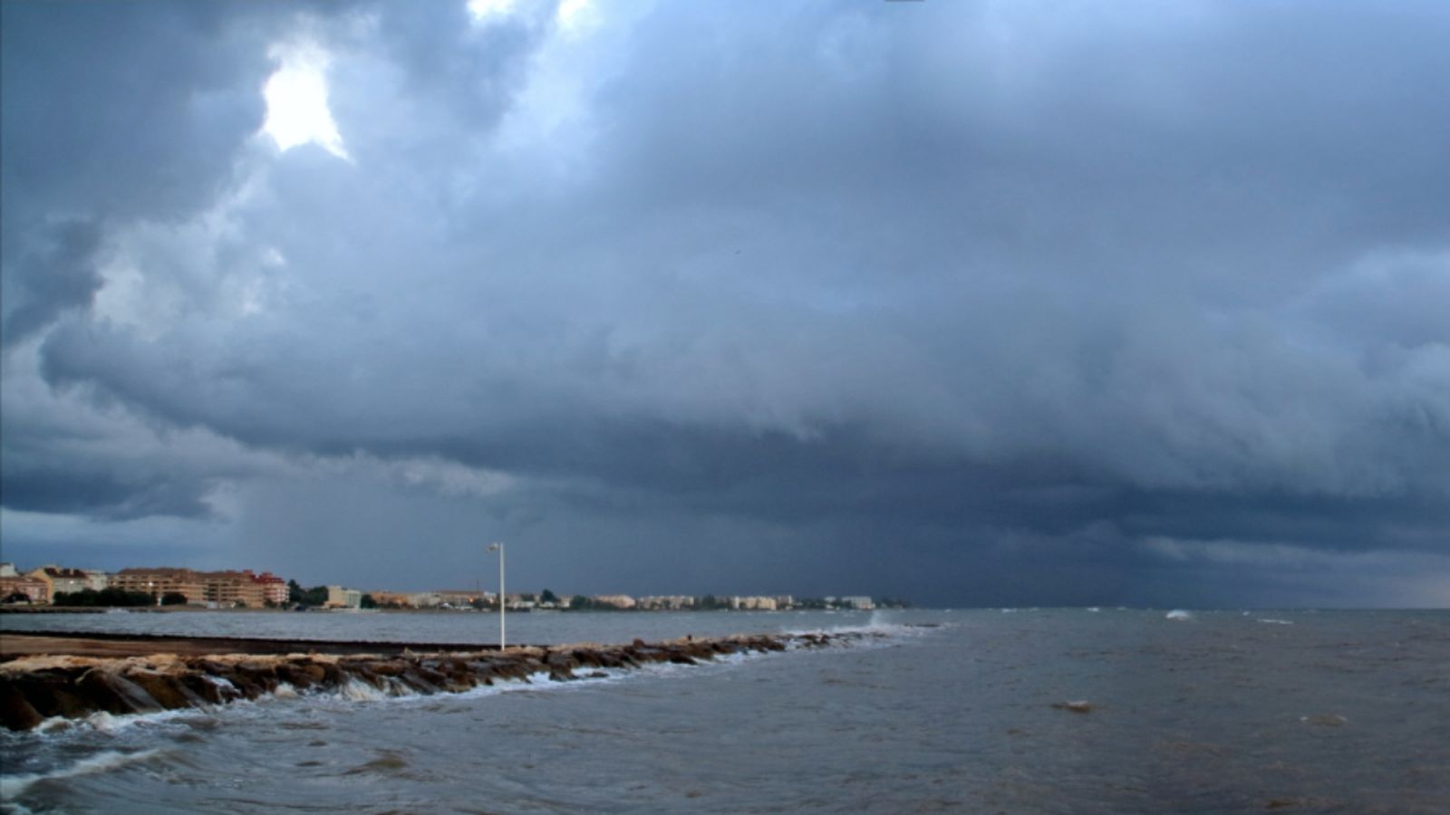 Imatge dels núvols de pluja dels últims dies a la localitat de Dénia, a la Marina Alta