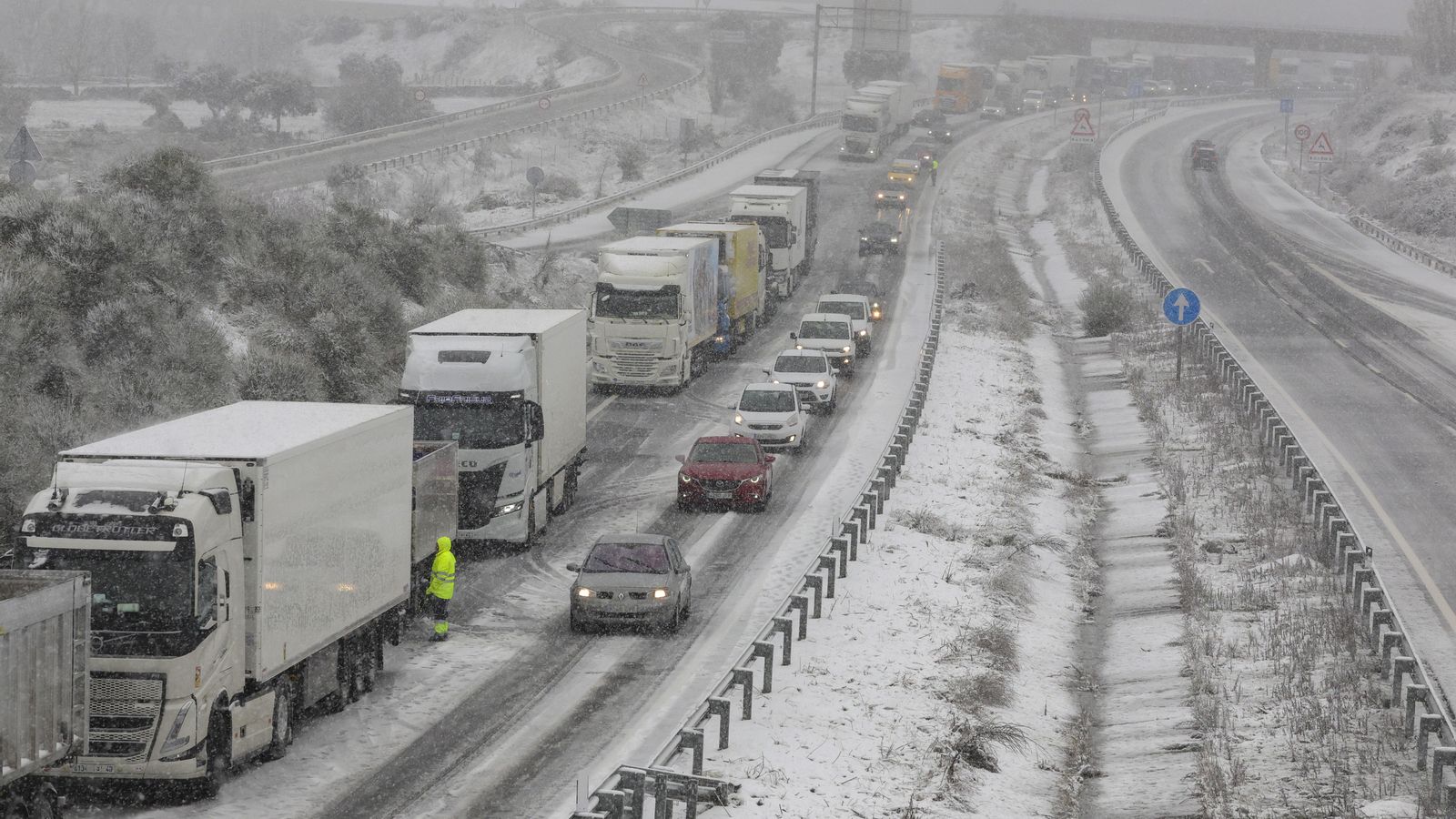 Camions i cotxes queden encallats entre Guijuelo i Béjar (Salamanca) per temporal de neu