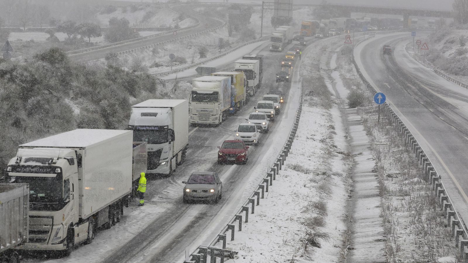 Camions i cotxes queden encallats entre Guijuelo i Béjar (Salamanca) per temporal de neu