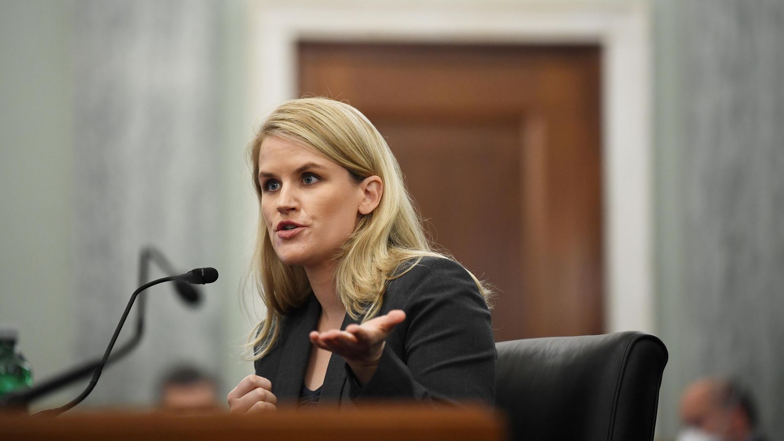 L'exempleada de Facebook, Frances Haugen, durant la declaració al Senat