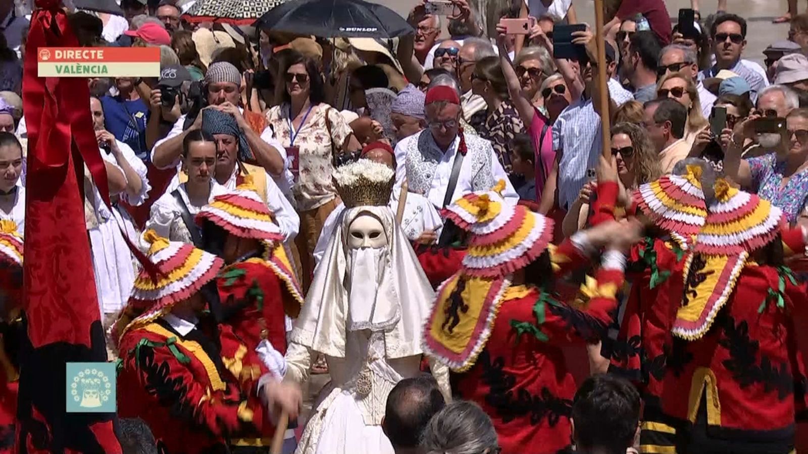 El capellà de les roques convida a la festa del Corpus acompanyat de les danses tradicionals