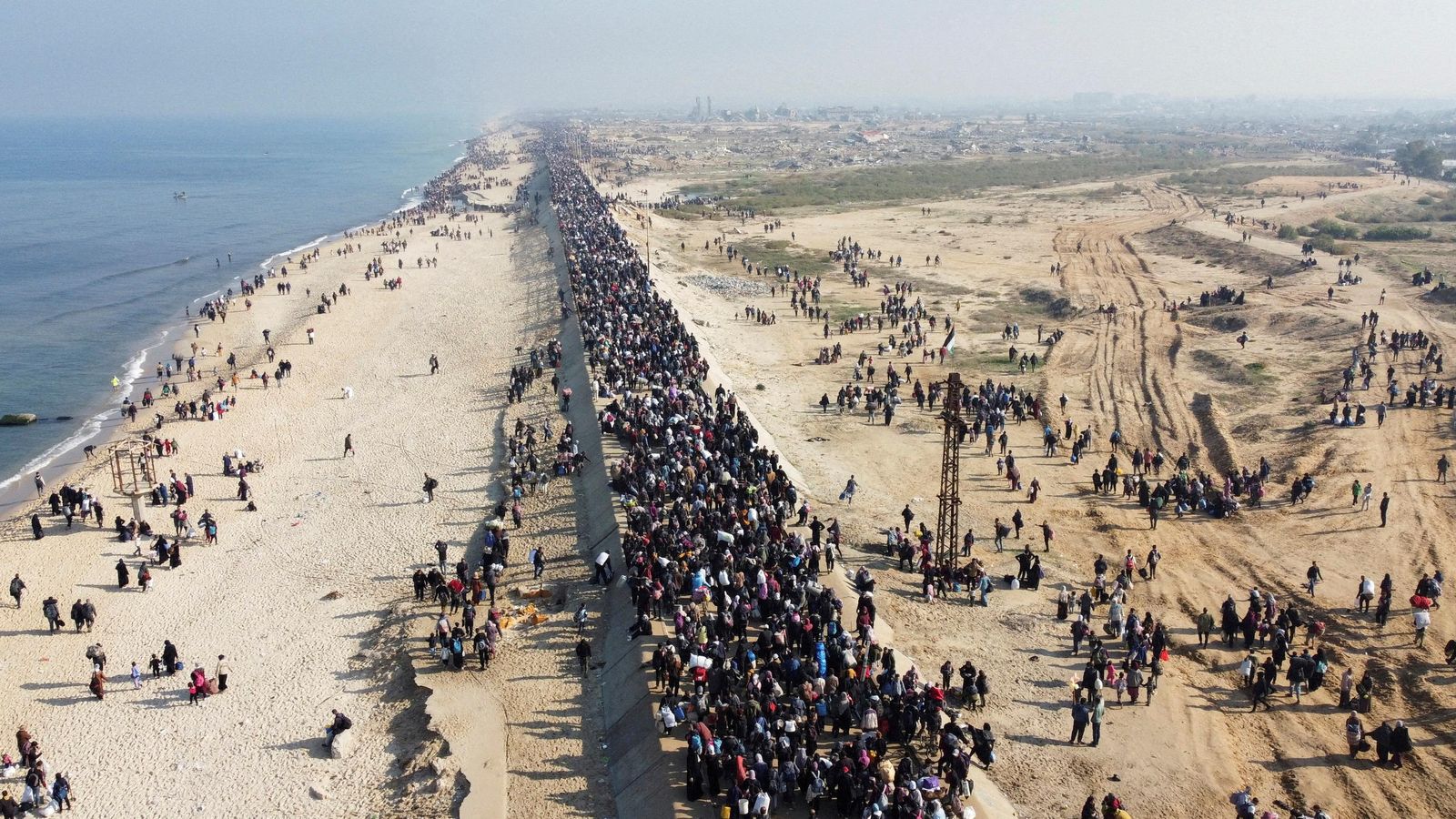 Una columna de milers de palestins desplaçats de camí cap al nord de Gaza després de l'alto el foc