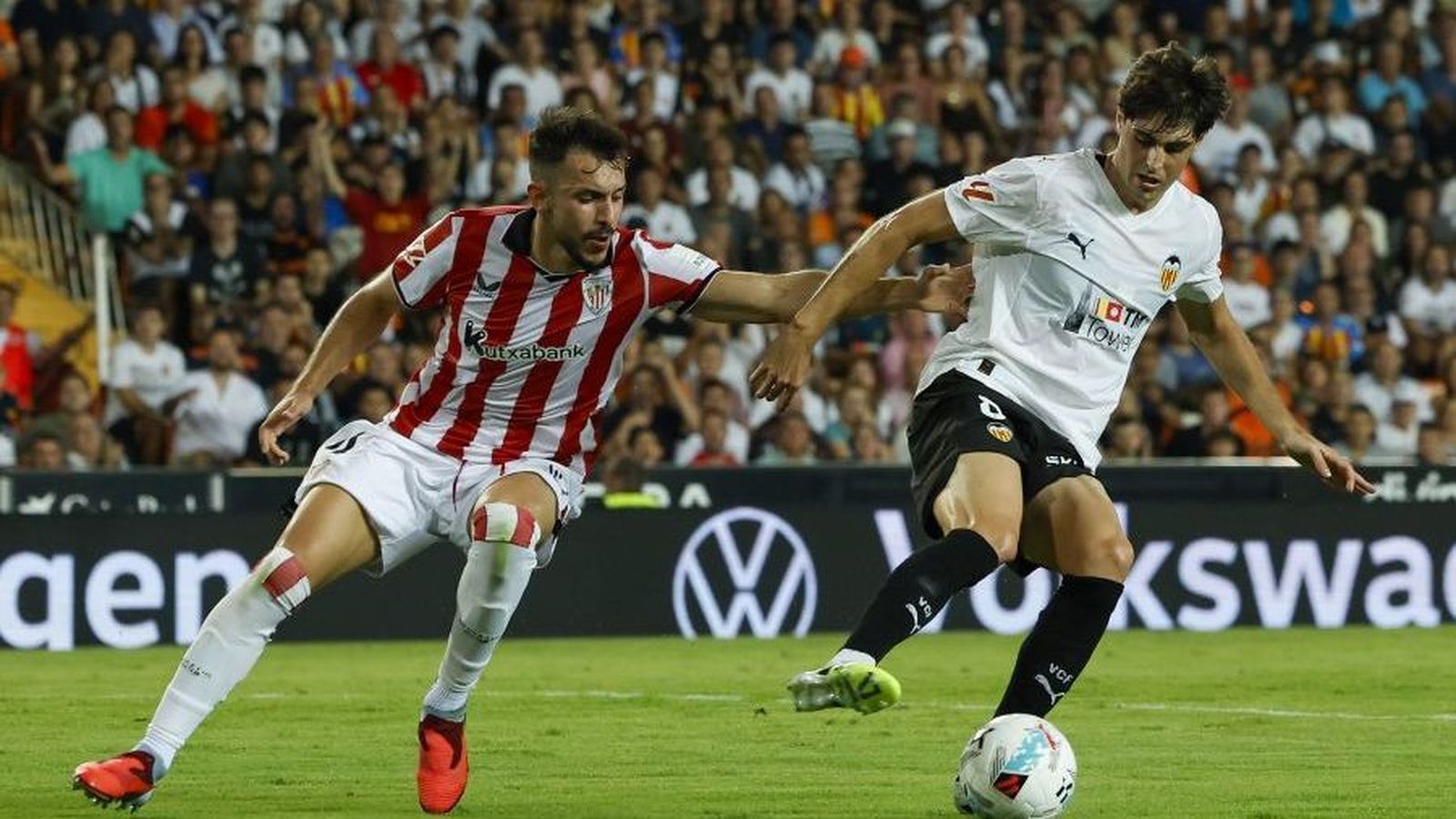 Javi Guerra, en una acció del partit de la primera volta