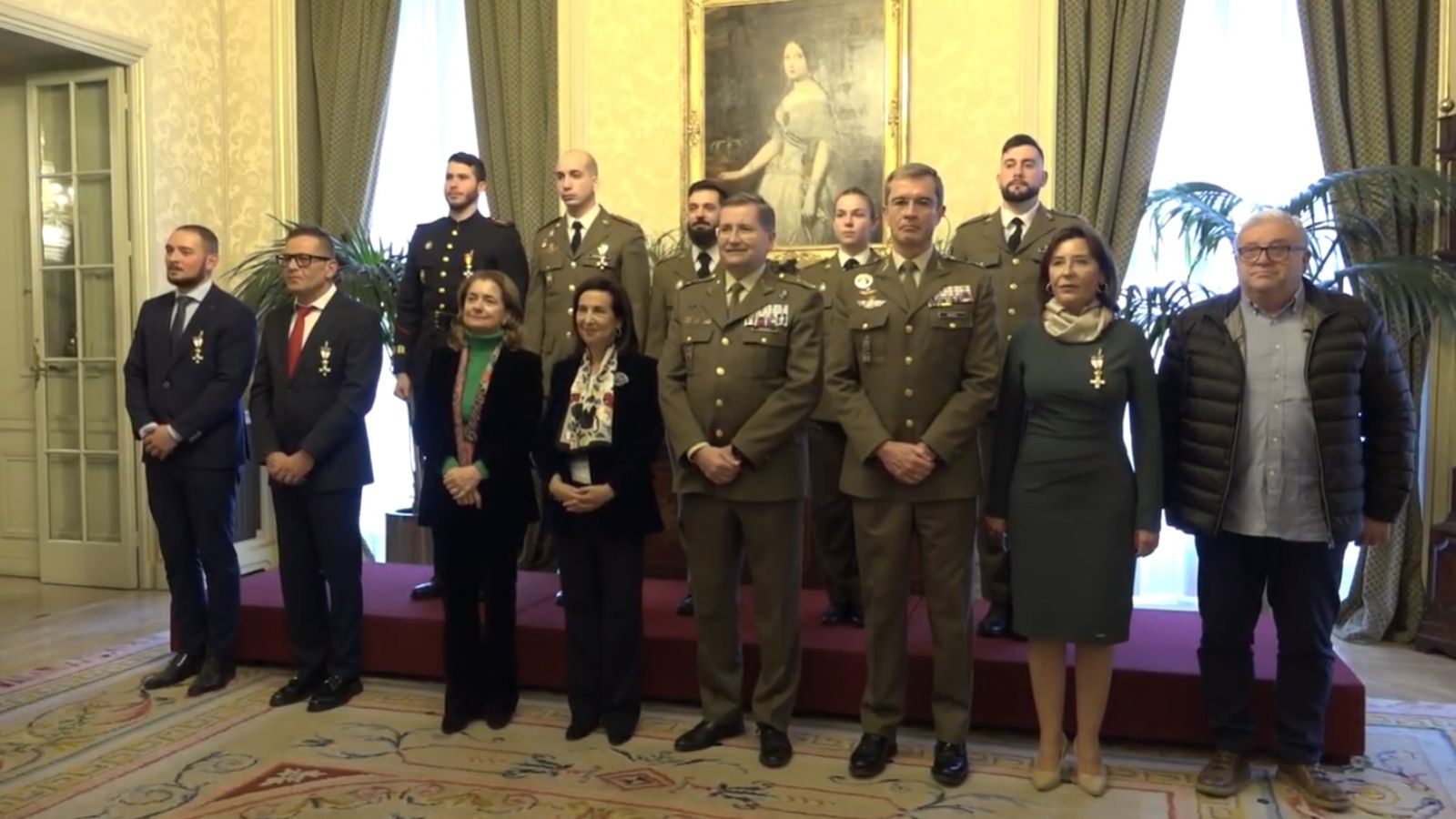 Foto de família de l'acte de condecoració a quatre alcaldes de municipis afectats per la dana i cinc integrants de l'UME
