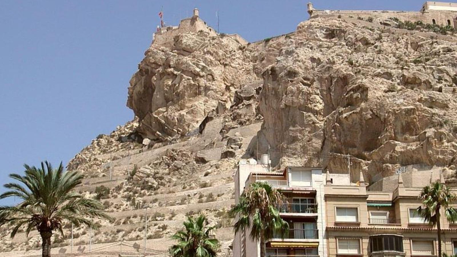 Vista del castell de Santa Bàrbera des del port d’Alacant