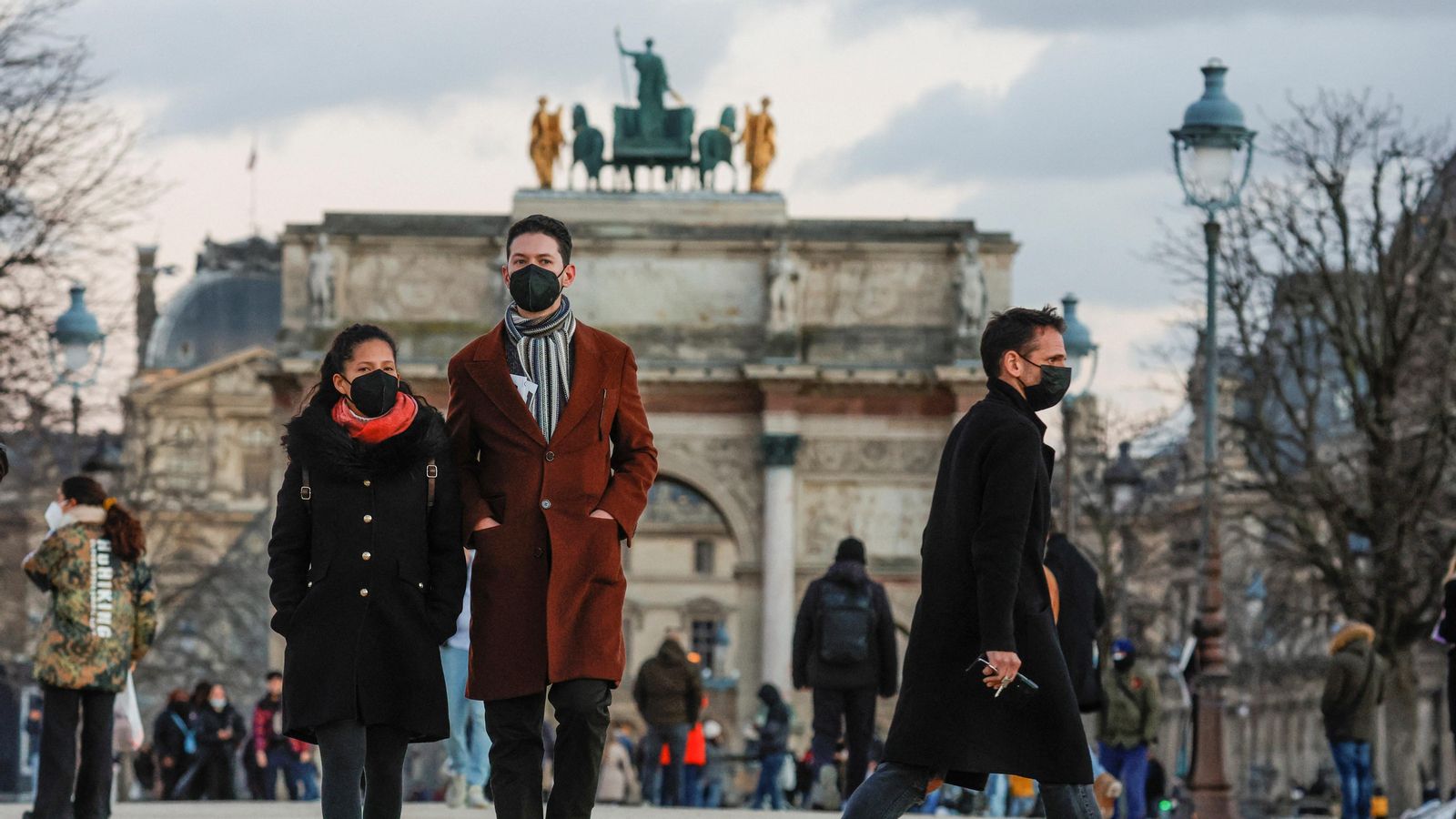 Diverses persones amb mascareta passegen pel Jardí de les Teuleries a París, França