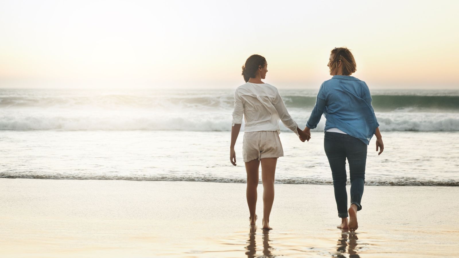 Una parella de xiques a la platja