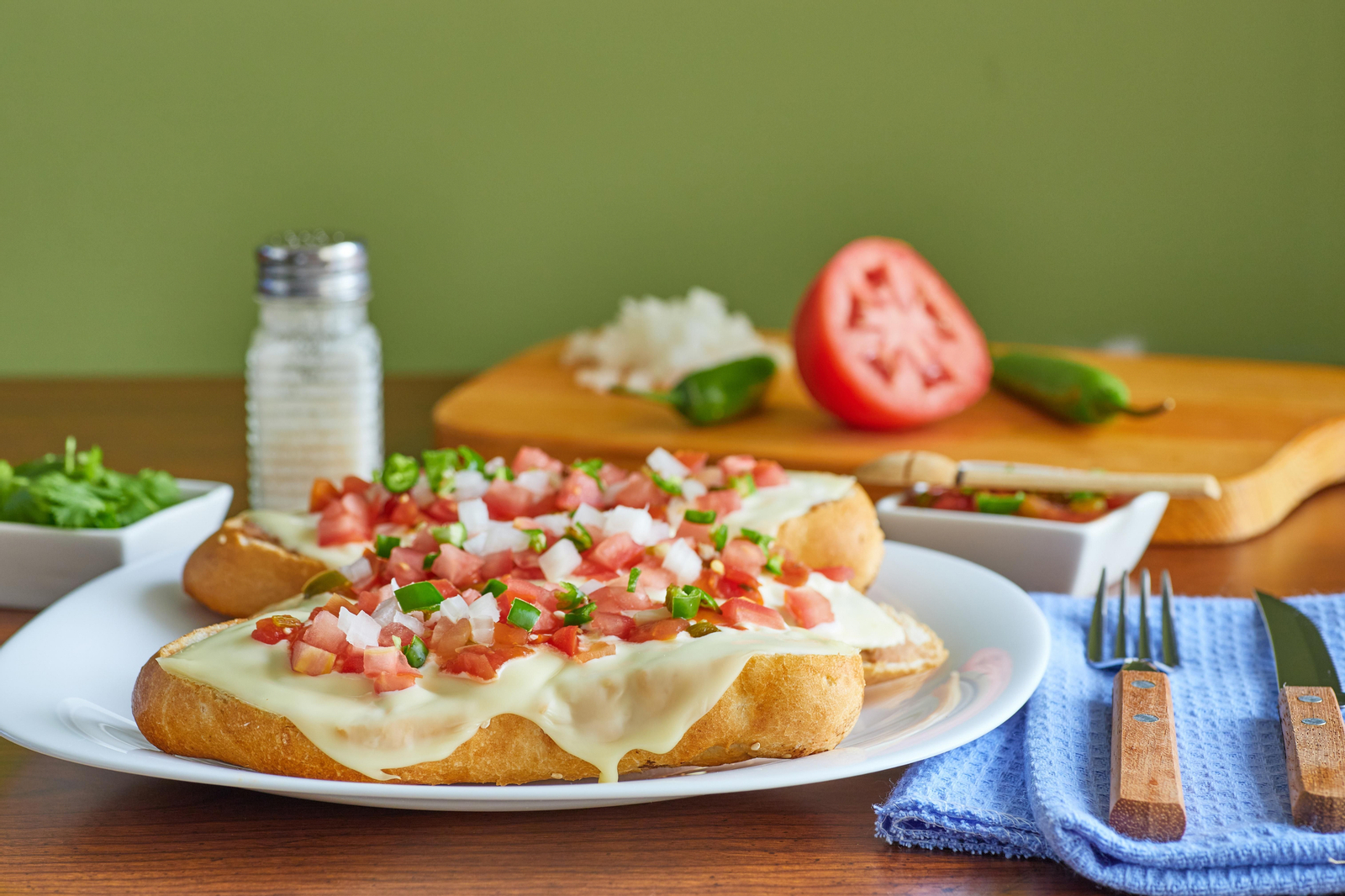 Pa amb formatge fundit i pico de gallo