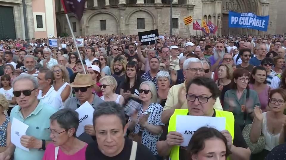 Milers de persones tornen a exigir la dimissió de Carlos Mazón