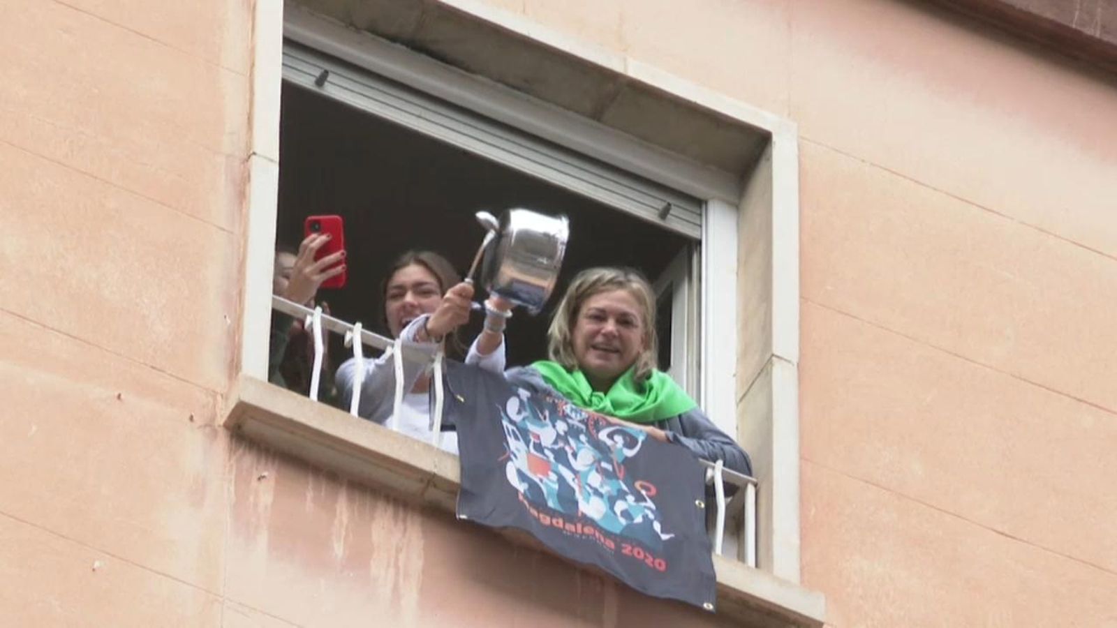 VÍDEO | Una casserolada des dels balcons substitueix la Romeria de les Canyes