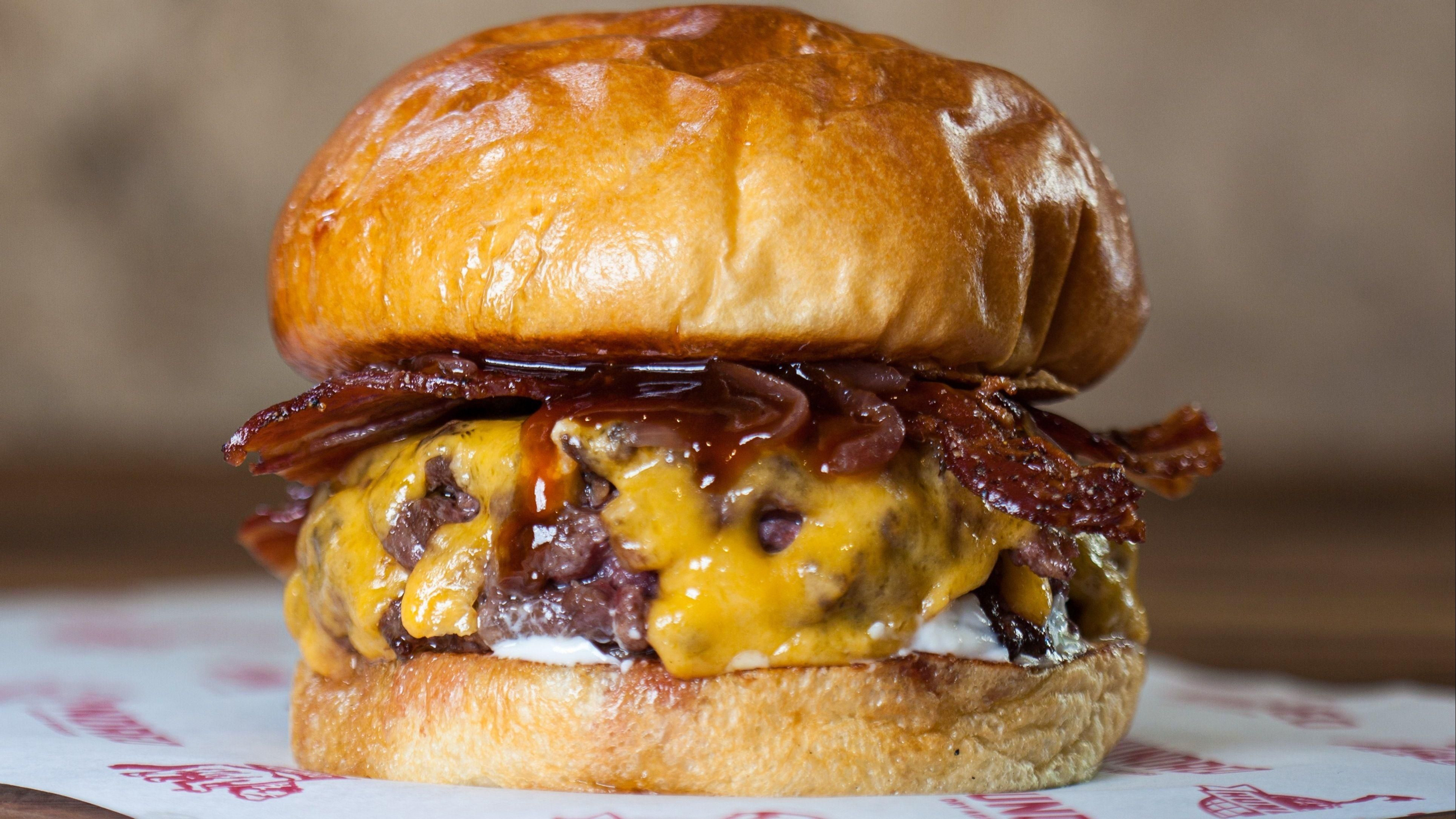 Imatge d'arxiu d'una hamburguesa de Hundred Burguers Imatge d'arxiu d'una hamburguesa de Hundred Burguers