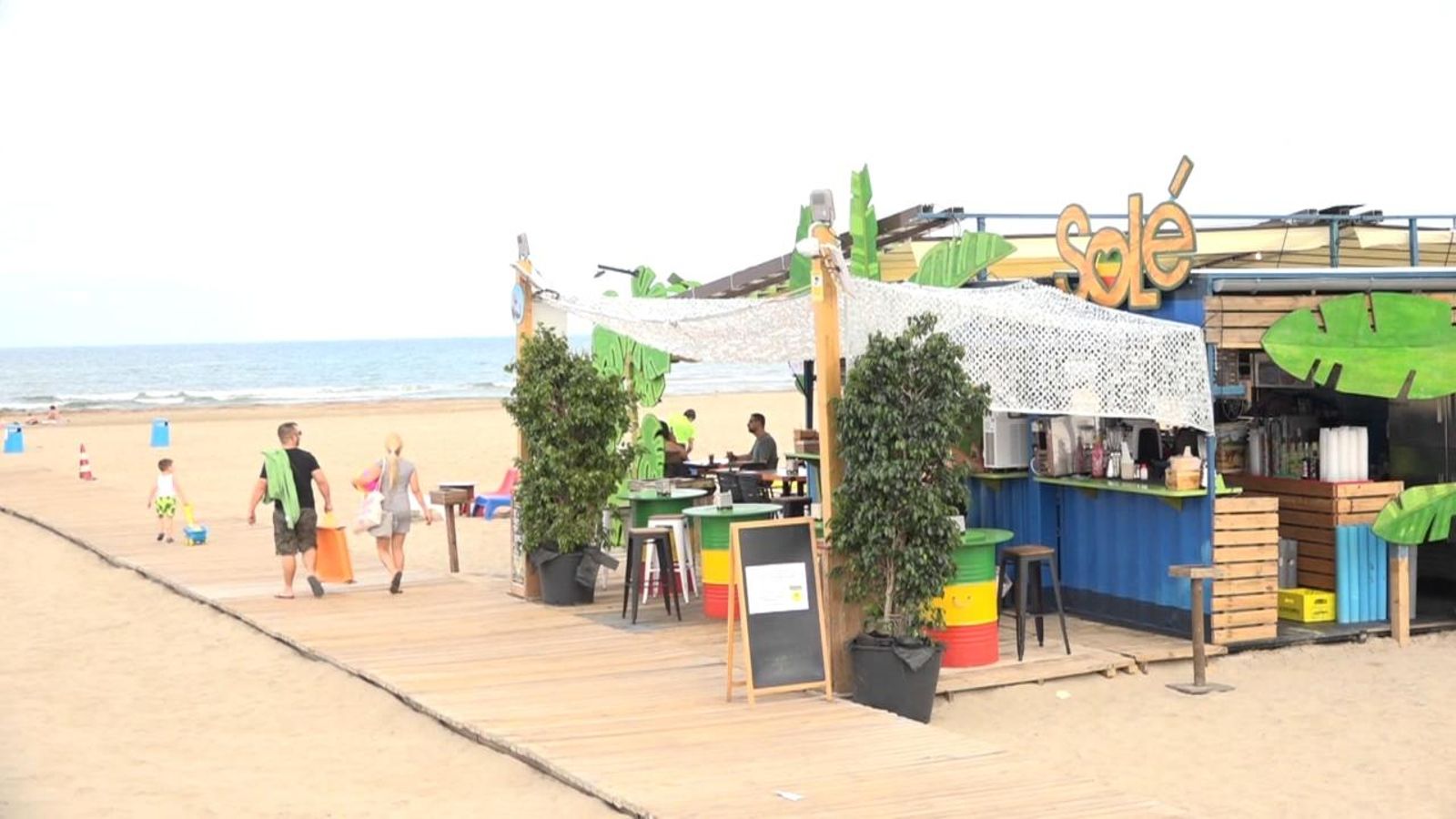 Un quiosquet instal·lat a la platja de Gurugú, a Castelló Els ecologistes demanen respectar les mesures per a protegir el corriol camanegre, en perill d'extinció
