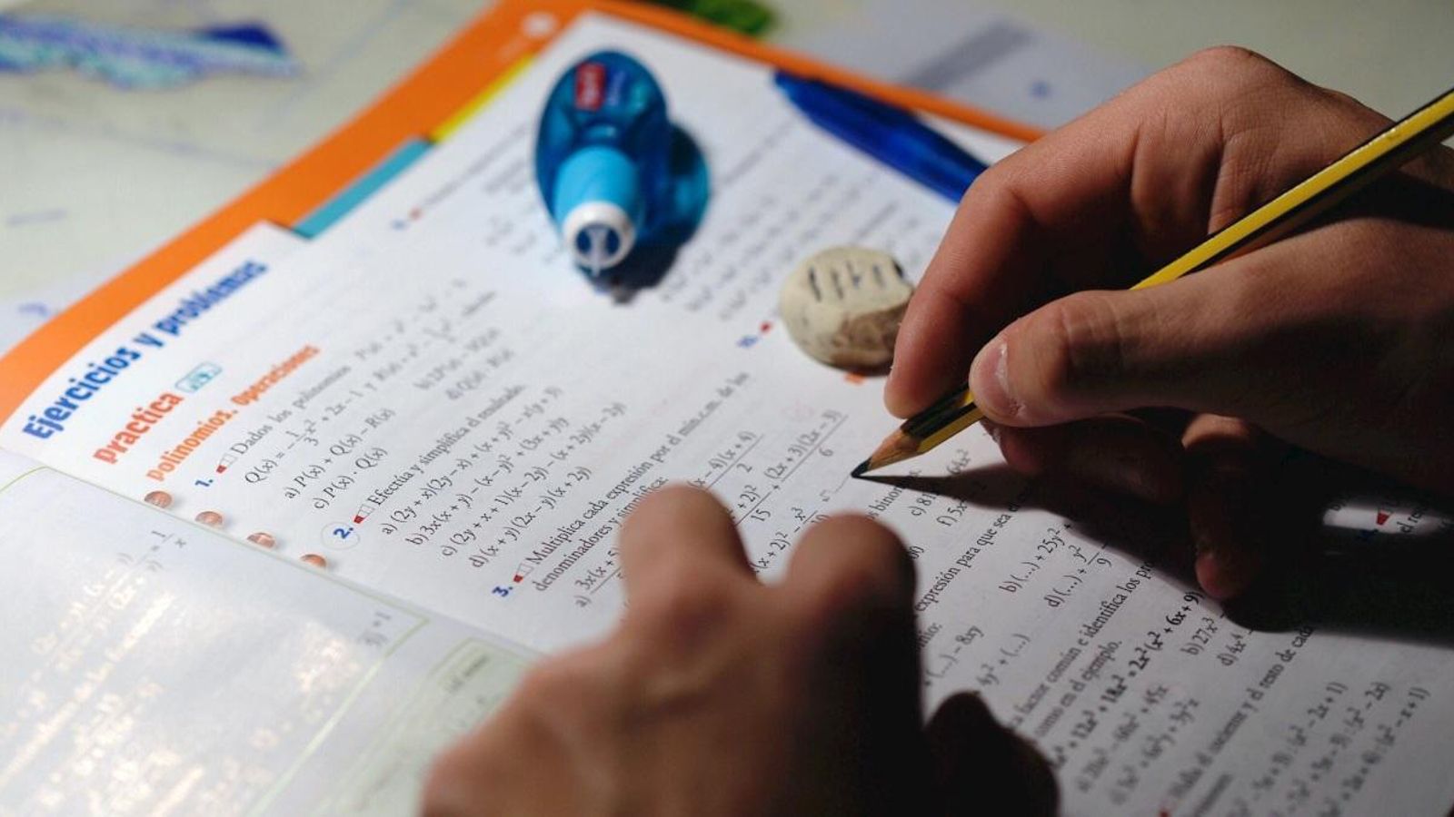 Un alumne fa els deures de la jornada